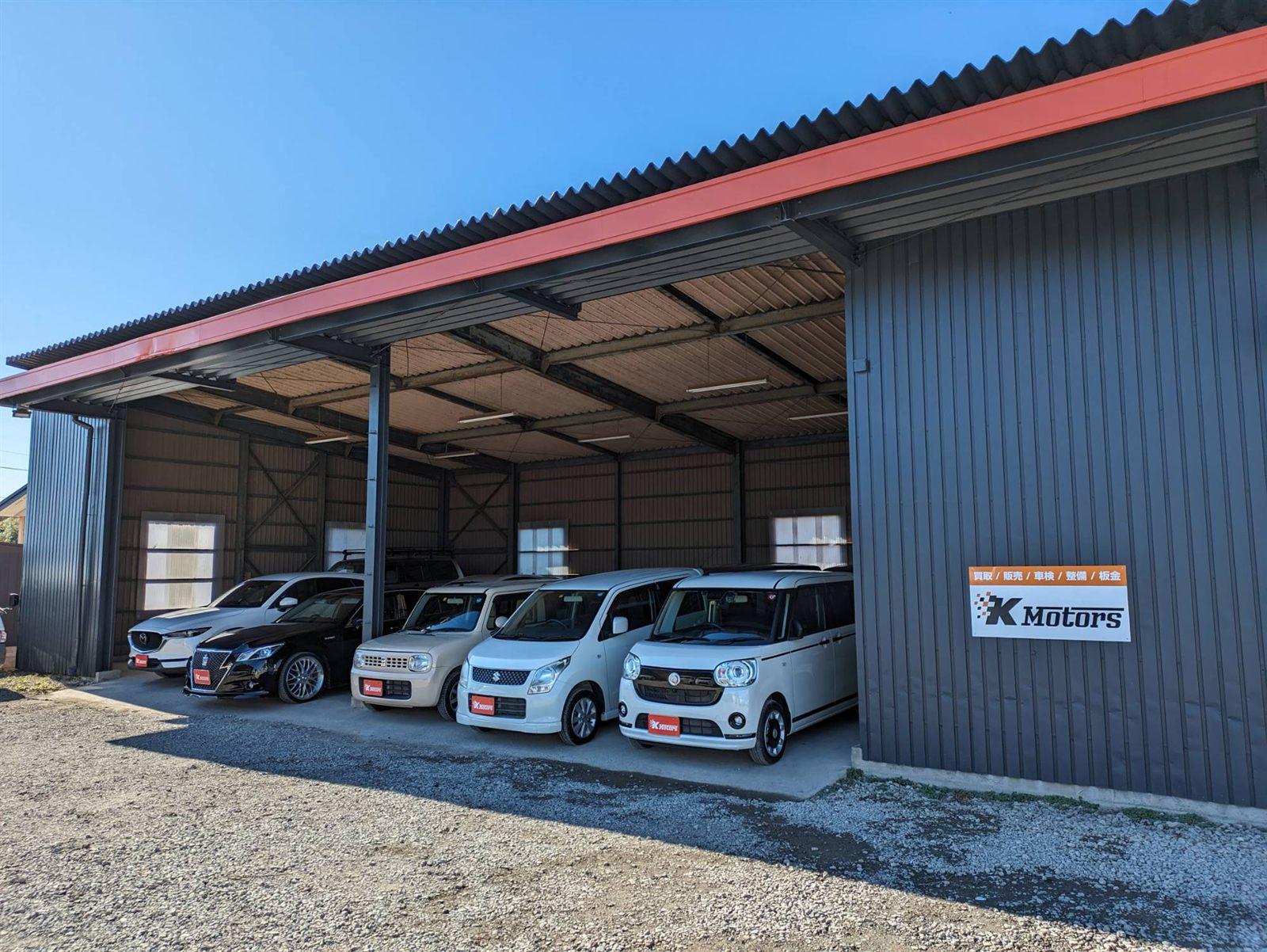 屋根付きの展示場に並ぶ中古車